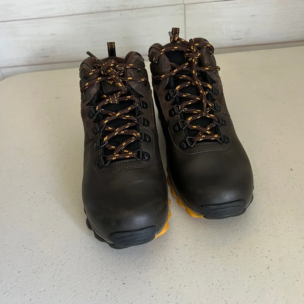 Columbia Childrens Newton Ridge Hiking Boot Size 5